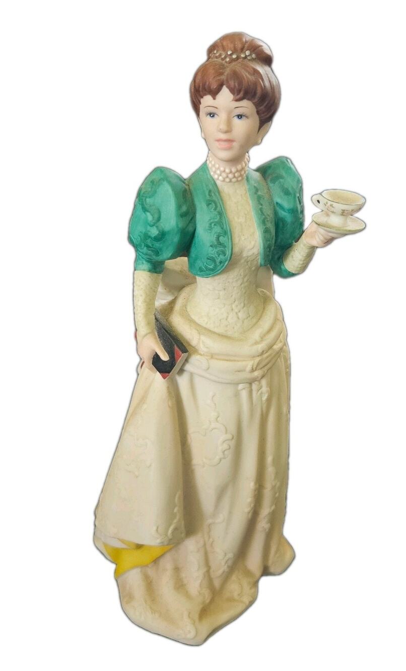 Vintage Avon 1995 Mrs. Albee President's Club Award Figurine Collectible